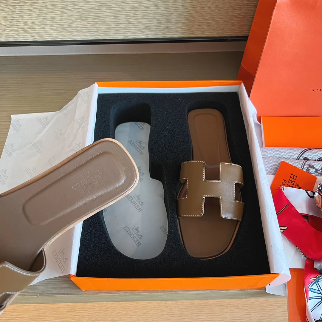 Классические домашние тапочки Hermes H - Верх из однотонной кожи - Подошва, полностью закрывающая тапочки - Коричневый