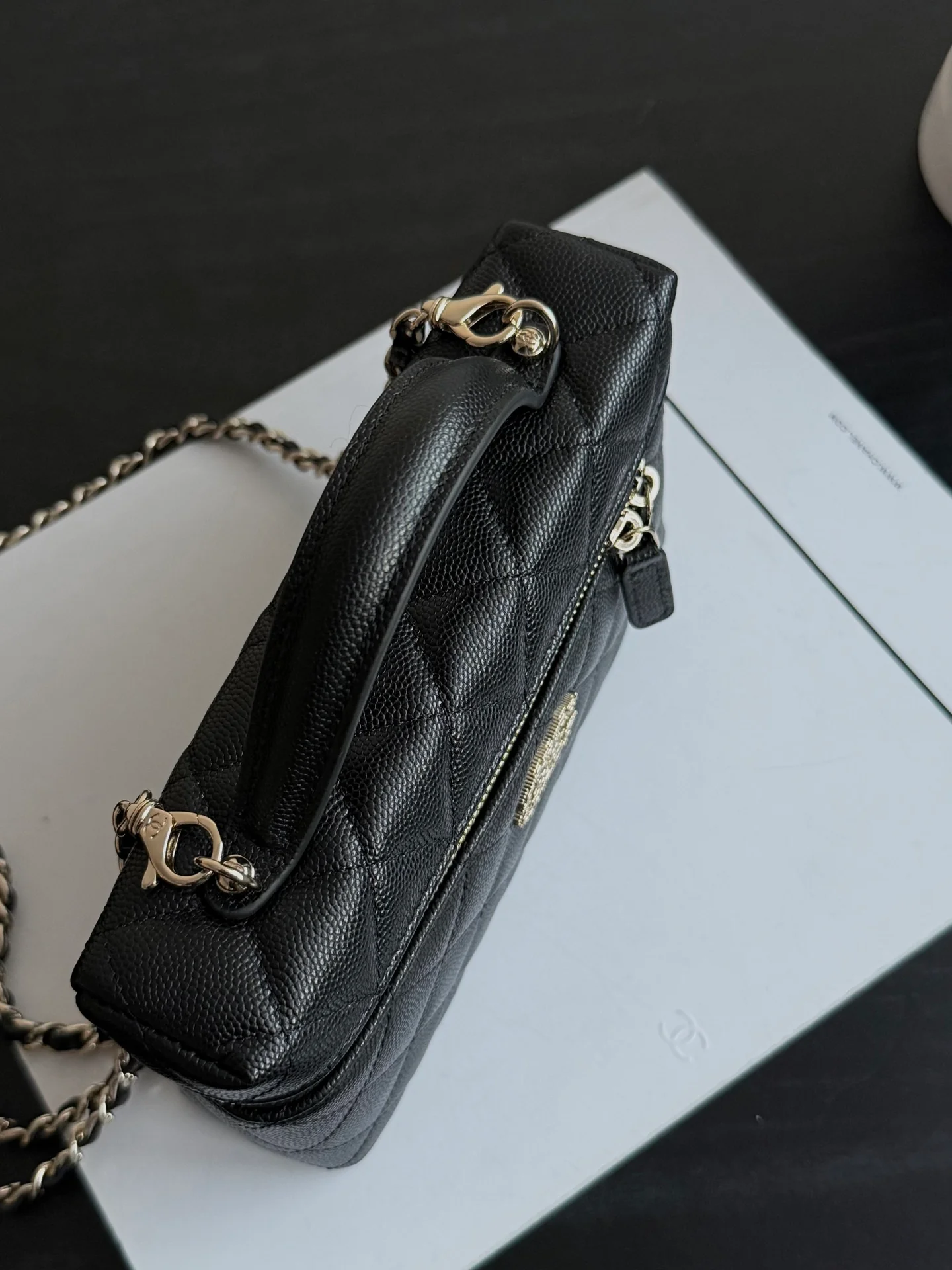 Сумка-бенто Chanel 25p-LP с застежкой в ??форме сердца, украшенной бриллиантами — черная.