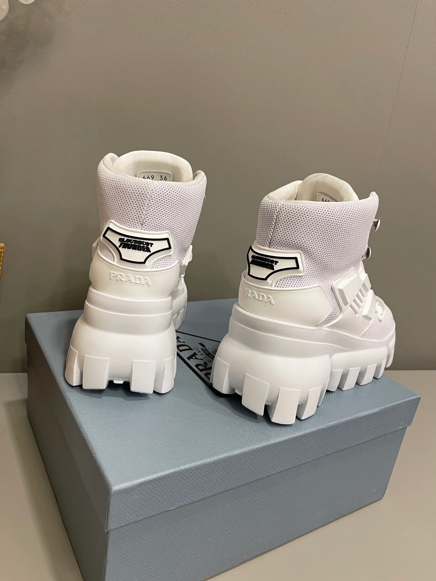 Новинка сезона весна/лето 2022 от Prada - высокие повседневные сапоги на платформе.