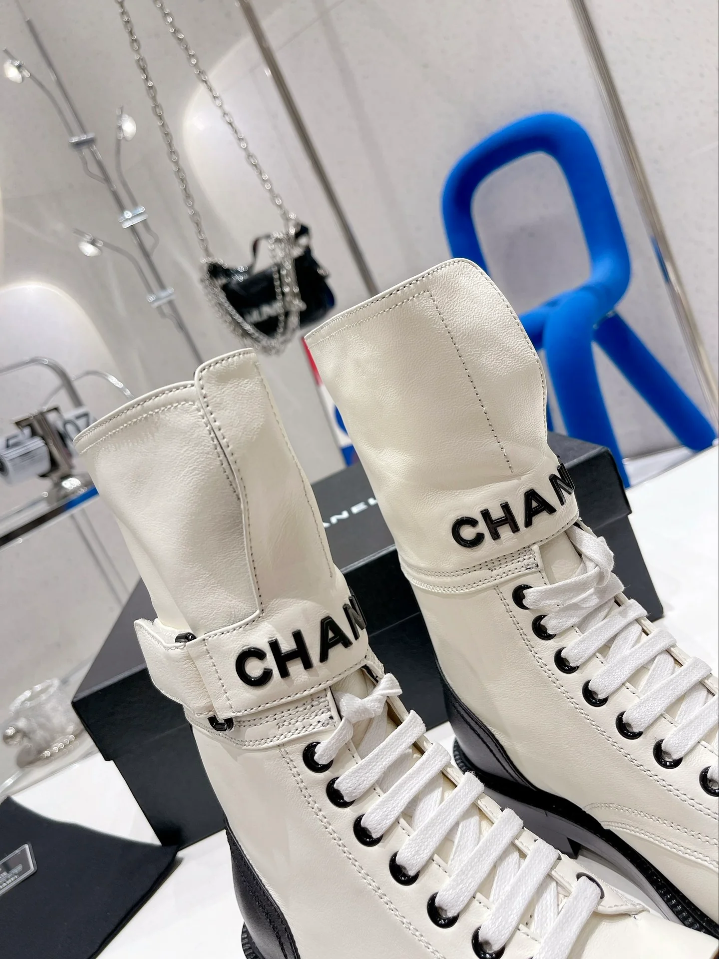 Новинка сезона осень/зима 2022 от Chanel — Ботинки Dr. Martens на шнуровке — Белые