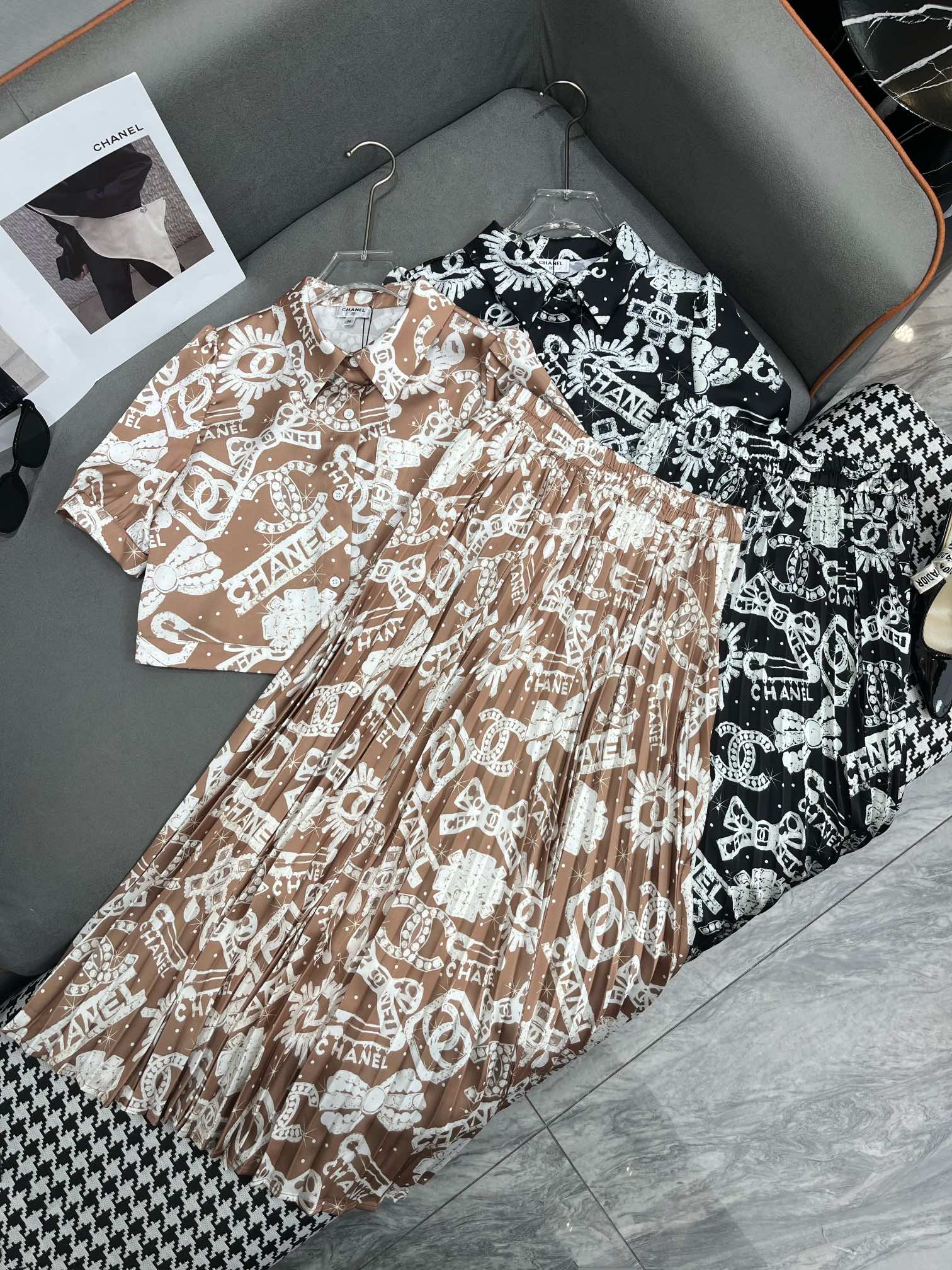 Новый костюм Chanel 2403-24ss весна/лето: короткая рубашка и плиссированная юбка - черный.