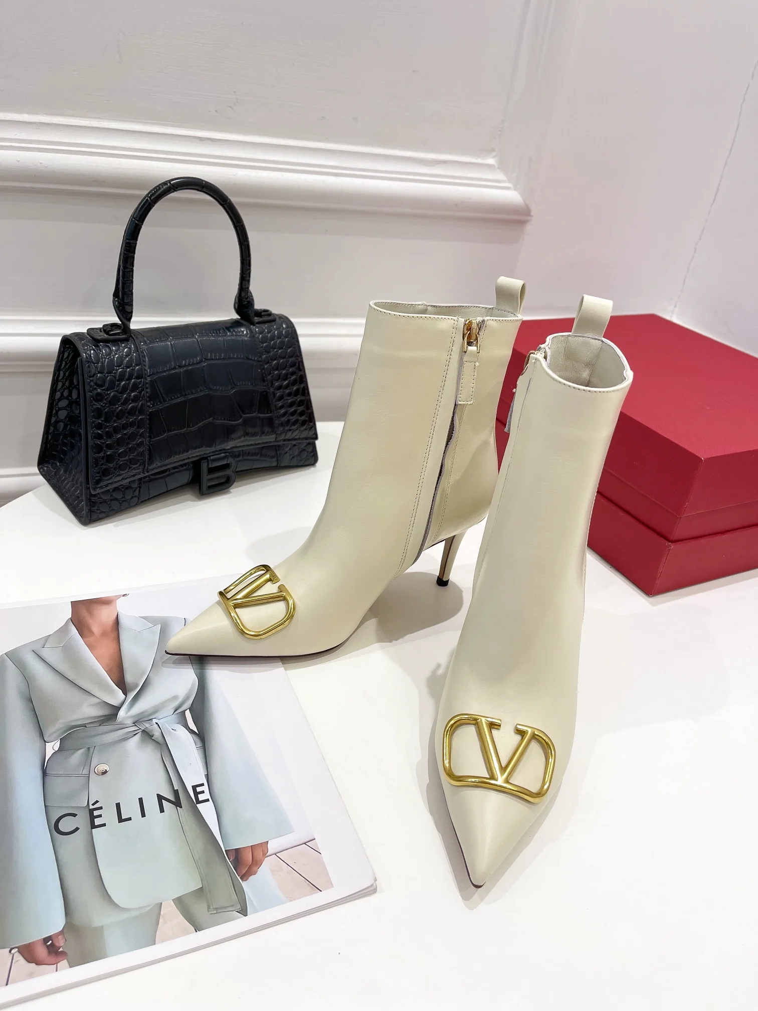 Новинка сезона осень/зима 2022 от Valentino - Ботильоны с V-образным вырезом большого размера - 2 шт.