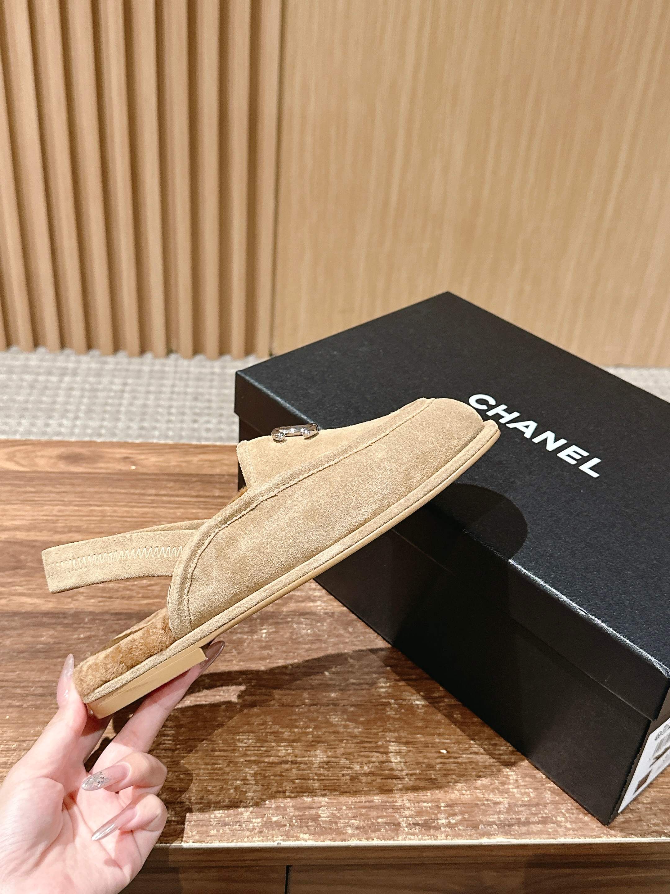 Новинка сезона ?Ранняя осень? от Chanel 2025 — Меховые туфли из замши абрикосового цвета.