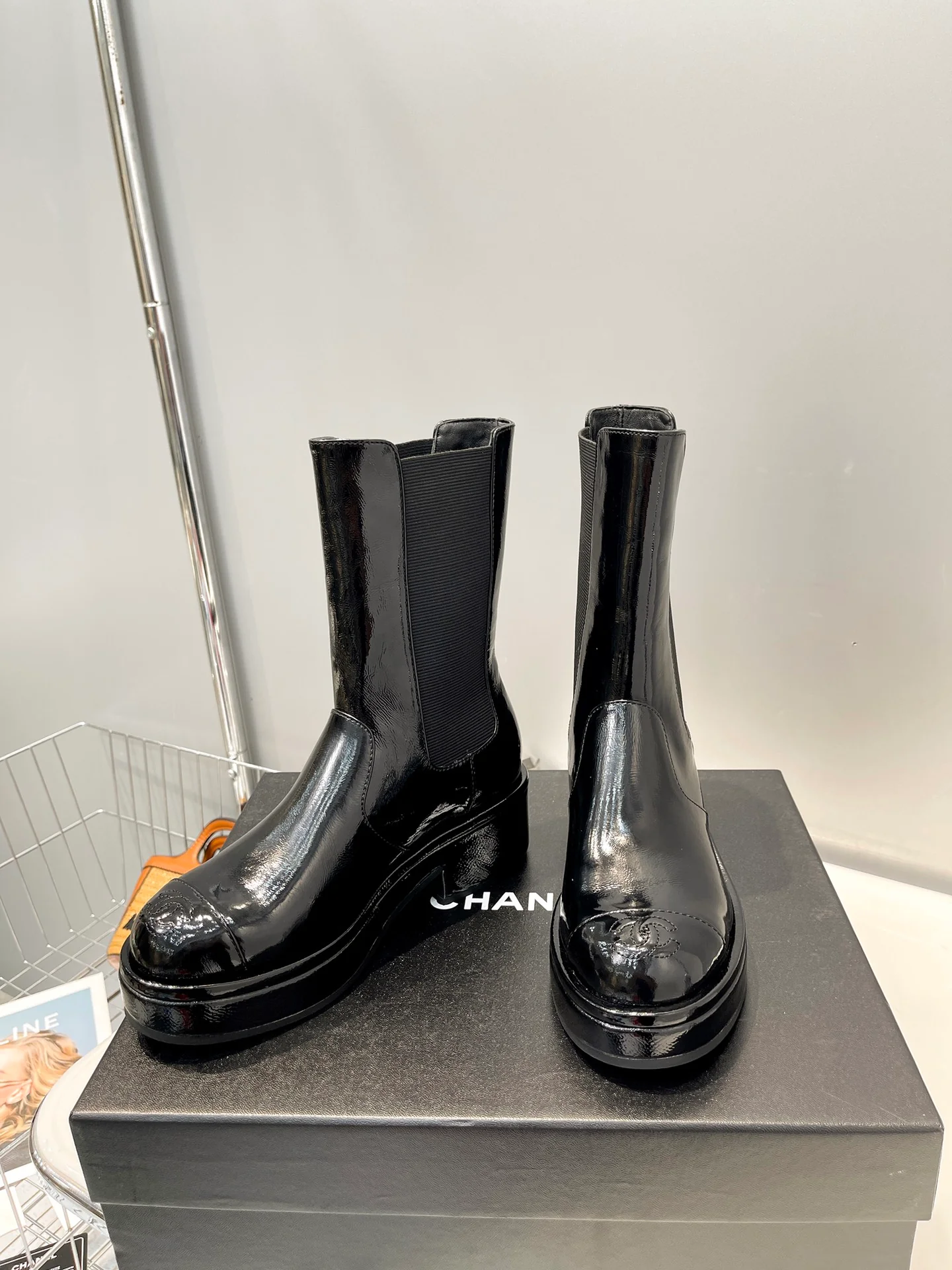 Коллекция Chanel осень/зима 2022: сапоги до середины икры премиум-класса - черные