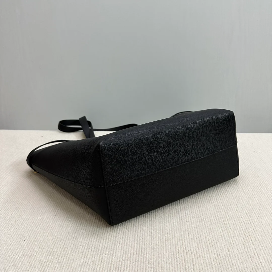 Сумка Celine Cabas Anais Triomphe из зернистой кожи - черная.