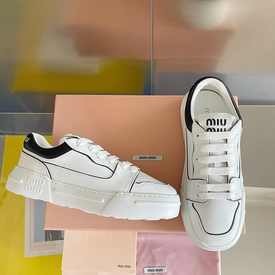 Новые поступления коллекции Miu Miu весна/лето 2023: ретро-кроссовки Dirty, белые кроссовки на платформе, черная отделка.