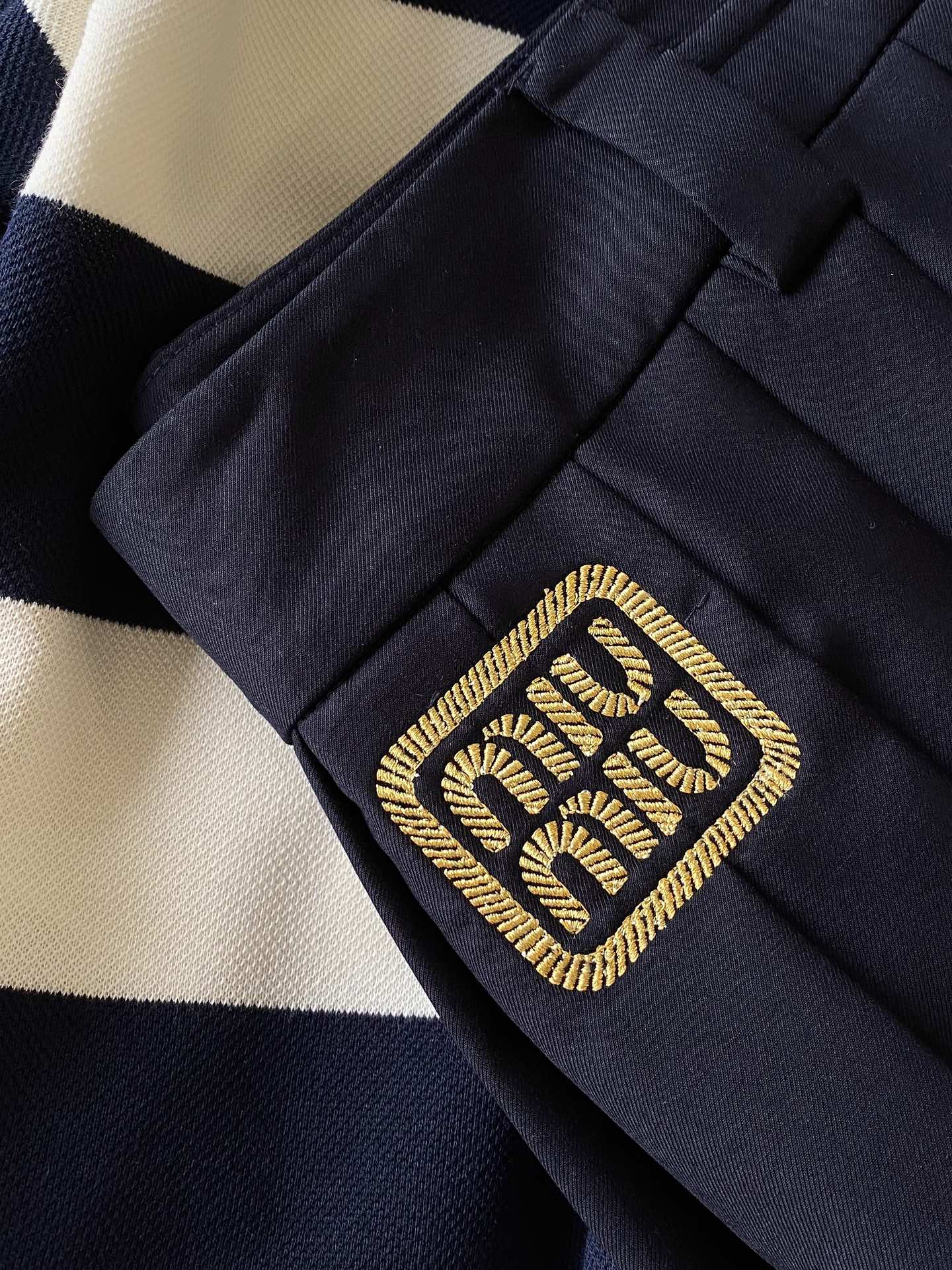 Комплект Miu Miu-2404-24ss: повседневная рубашка-поло и плиссированная юбка.