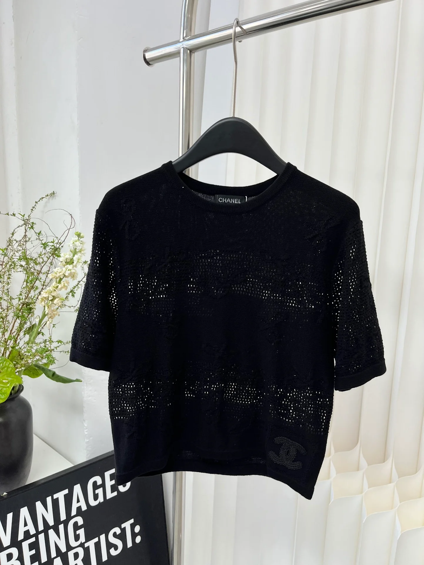 Chanel 2403 - Ажурная трикотажная футболка с коротким рукавом - Черная