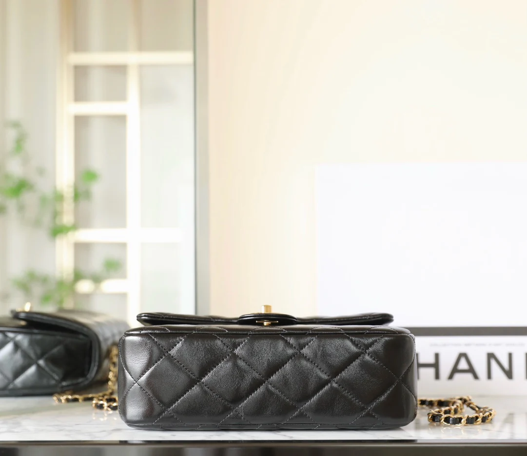 Большая черная сумка Chanel с клапаном и поворотной ручкой.