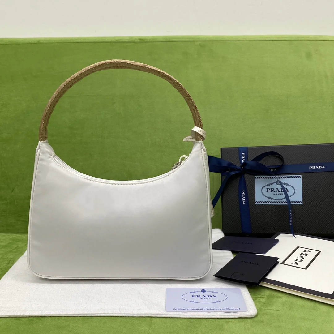 Нейлоновая сумка-хобо Prada, белая.