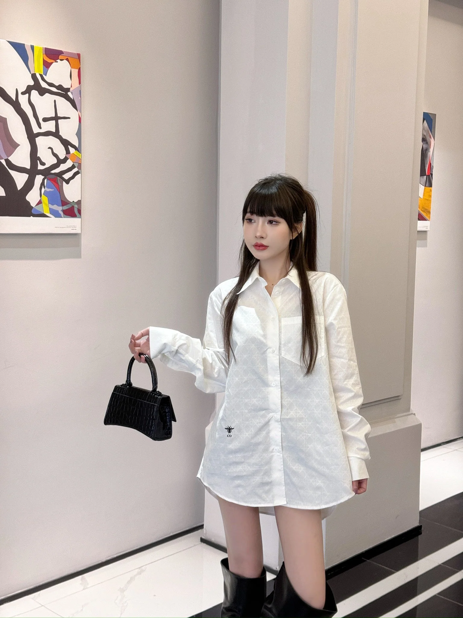 Dior 2403 - Белая рубашка с длинными рукавами и едва заметным логотипом Cannage.