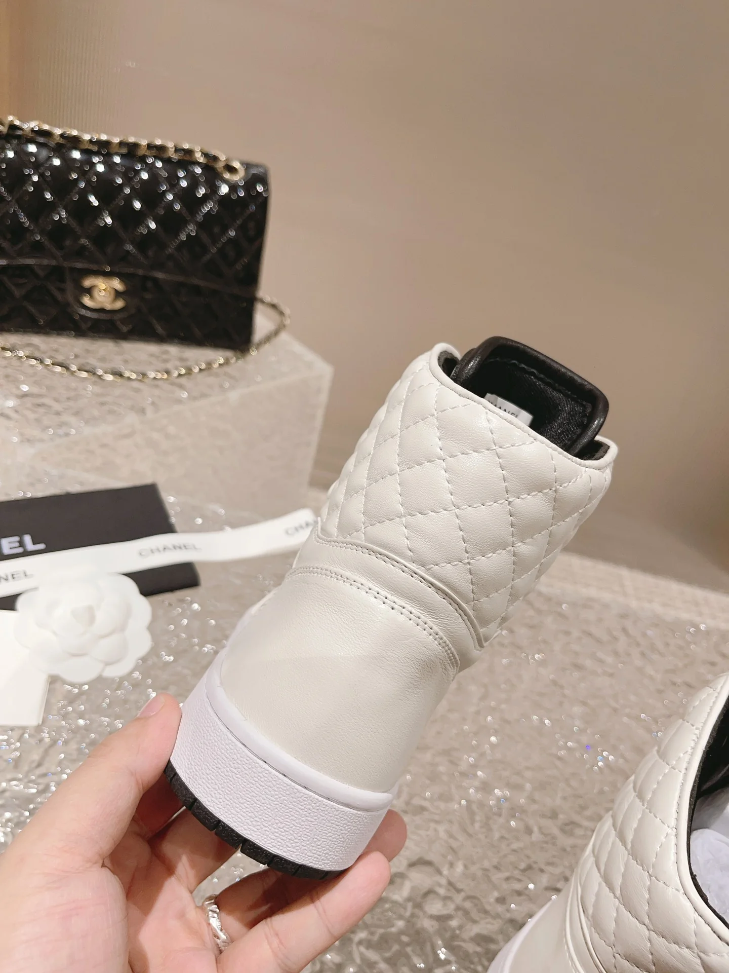 Высокие кроссовки Chanel - белые с ромбовидным узором