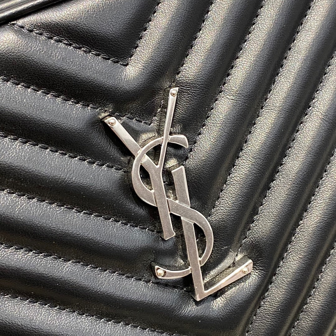 Фотосумка YSL Lou Bag — черная с серебристой фурнитурой.