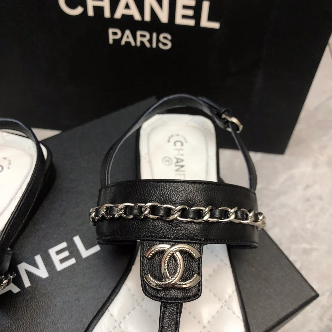 Новинка сезона весна/лето 2023 от Chanel - Классические сандалии с цепочкой и Т-образным ремешком - Белые