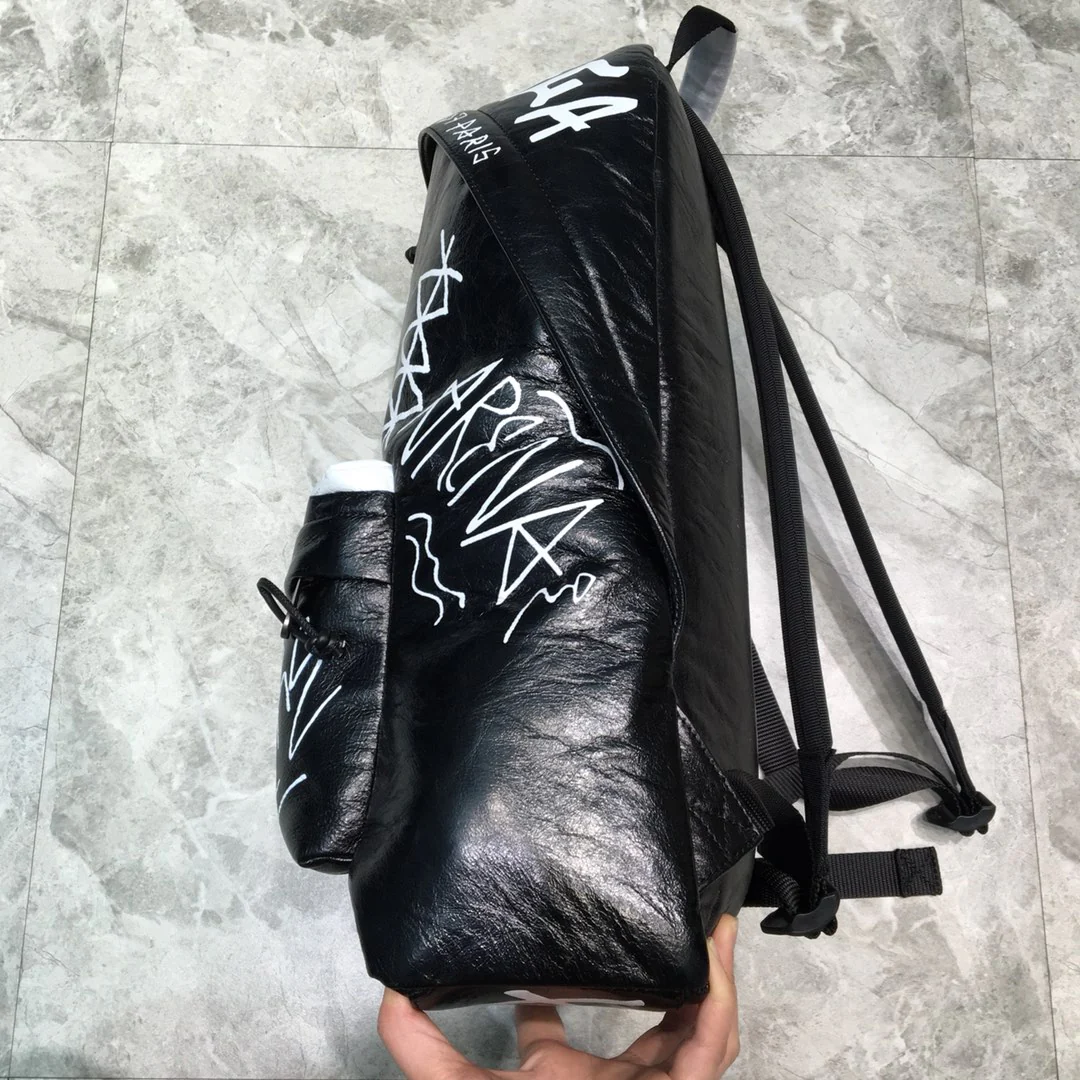 Рюкзак Balenciaga - унисекс - классический черно-белый с граффити.