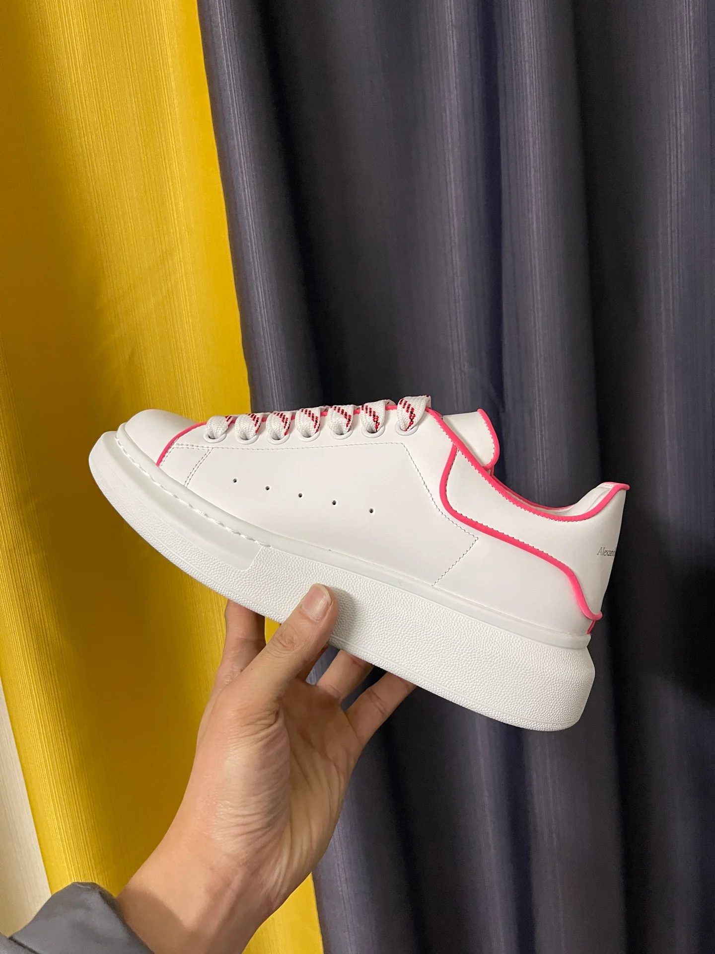 Классические белые кроссовки McQueen - унисекс - светоотражающие, розово-красные (3M).