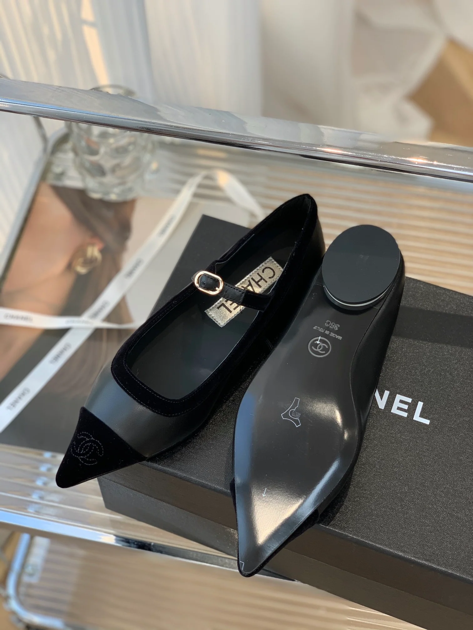 Туфли ?Мэри Джейн? от Chanel — бархат с отделкой из овечьей кожи — серые.