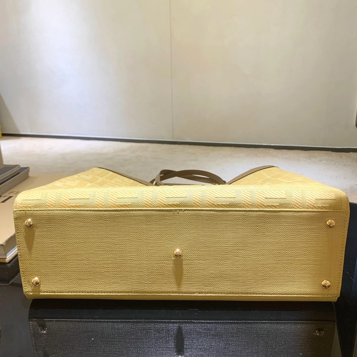 Сумка-тоут Fendi Peekaboo с кожаной ручкой