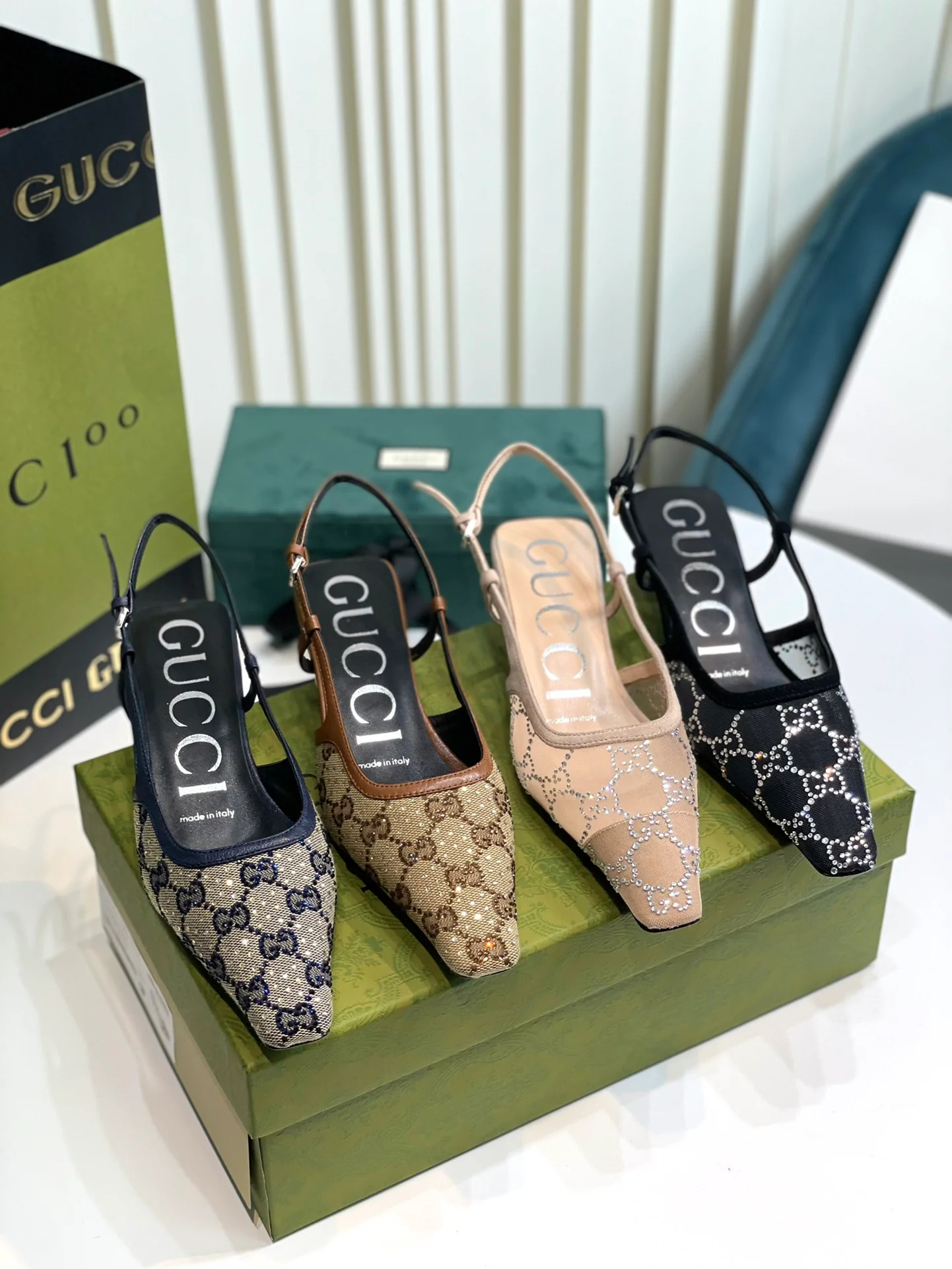Туфли на каблуке с монограммой Gucci, выполненные в британском стиле.