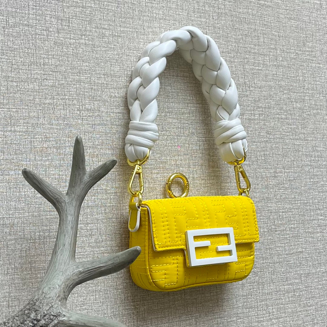 Маленькая желтая сумка-багет Fendi Baguette Nano