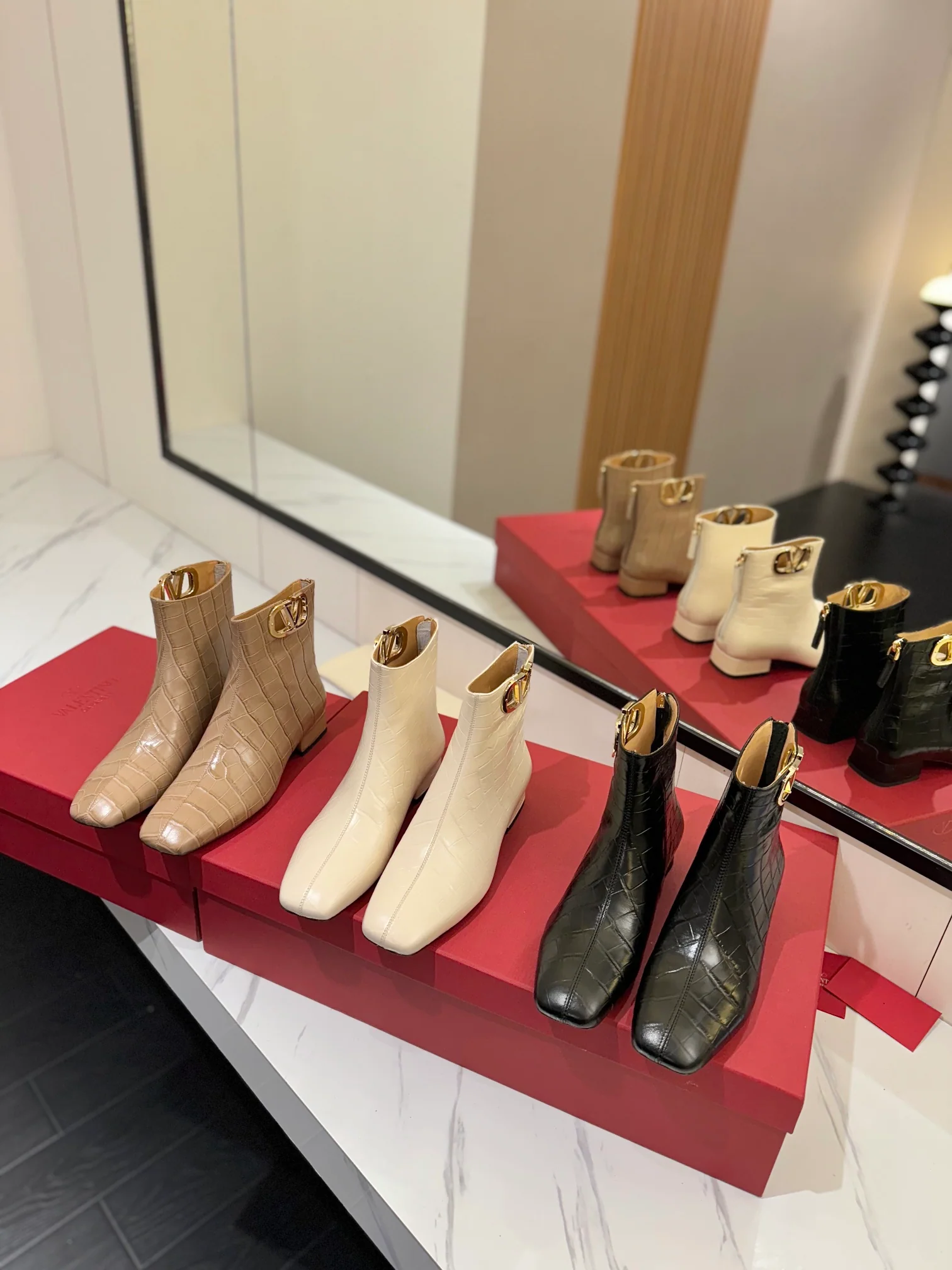 Ботильоны Valentino из кожи, коллекция 2024 года - изображение из коллекции.