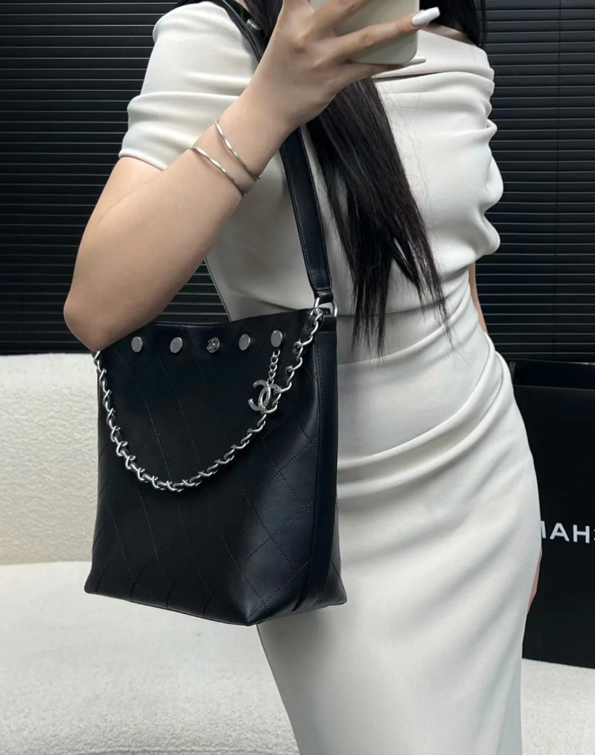 Сумка Chanel в стиле хиппи с золотой монетой 25 пенсов — черно-серебряная.