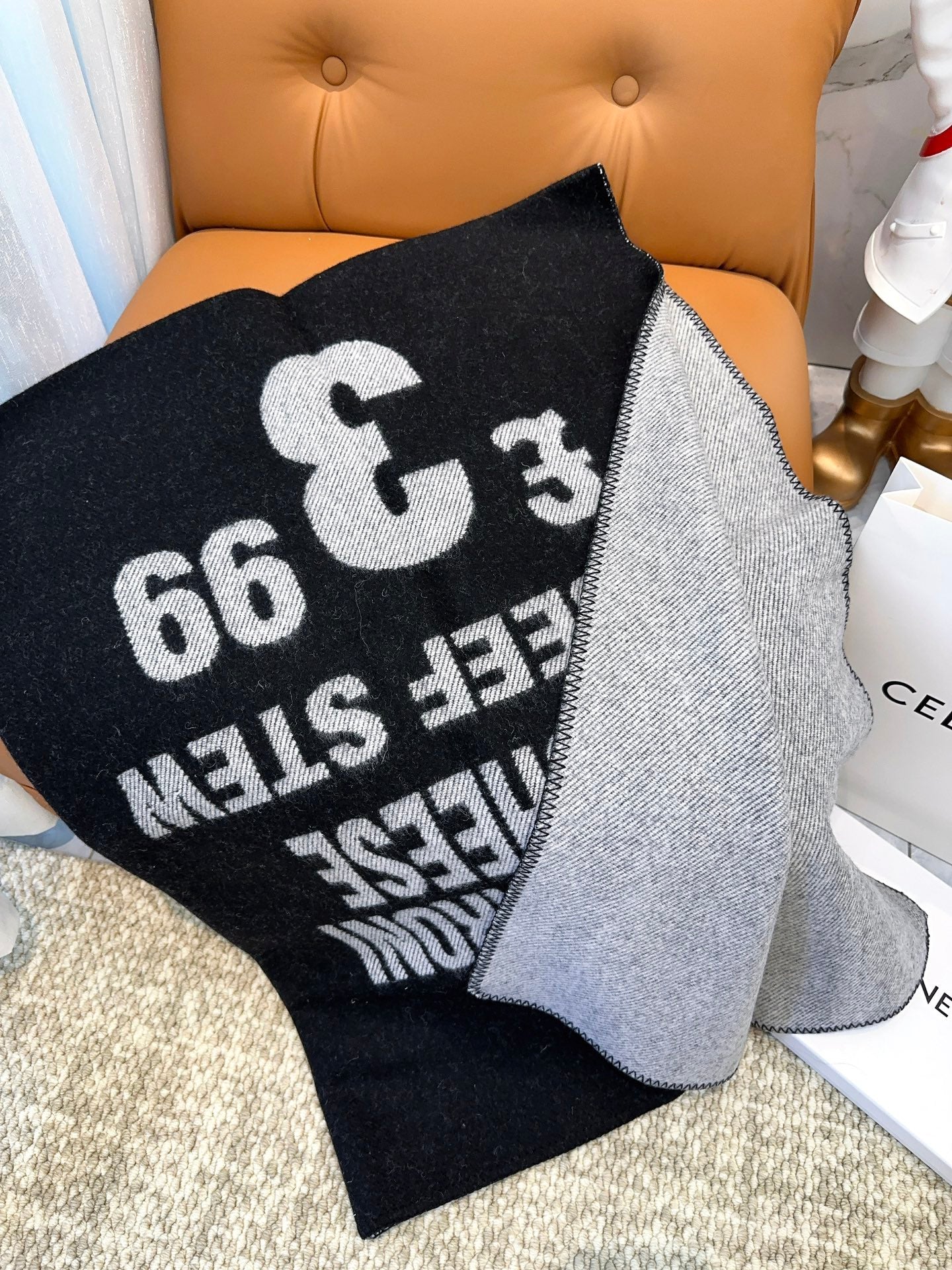 Плед-шаль Celine 2024 в форме текста