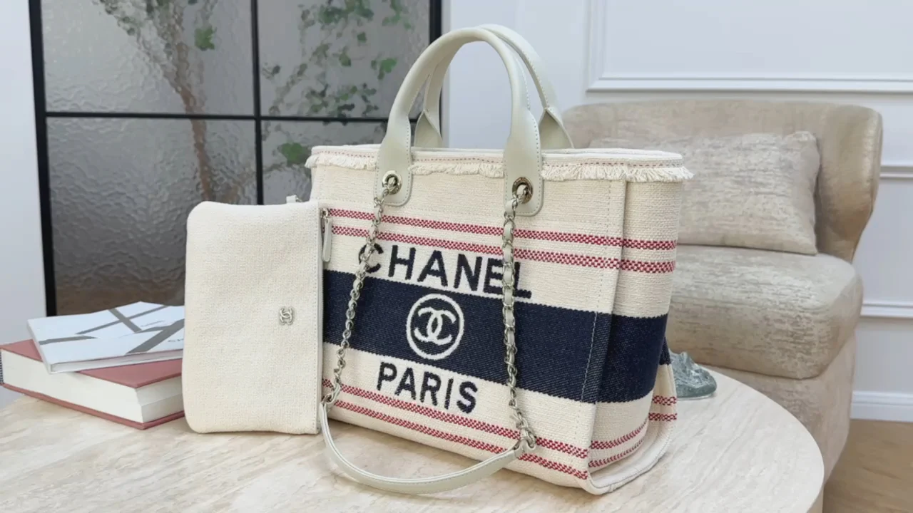 Пляжная сумка Chanel 25c, косметичка, красно-синяя.