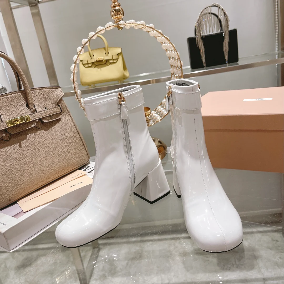 Новинка осенне-зимней коллекции Miu Miu 2022 — Ботинки на массивном каблуке из лакированной кожи — Белые