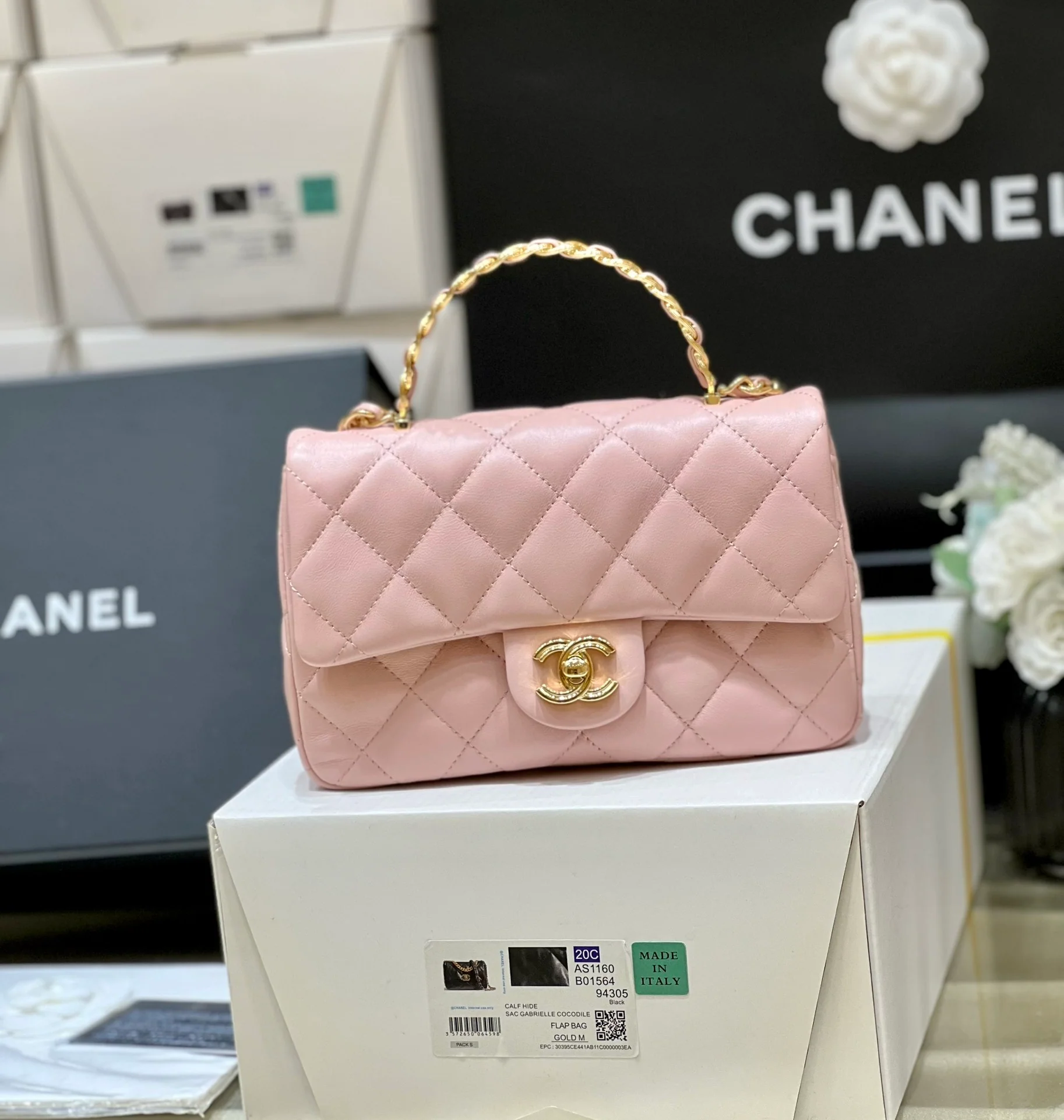 Новинка сезона весна/лето 2023 от Chanel - сумка из овечьей кожи CF - розовая.