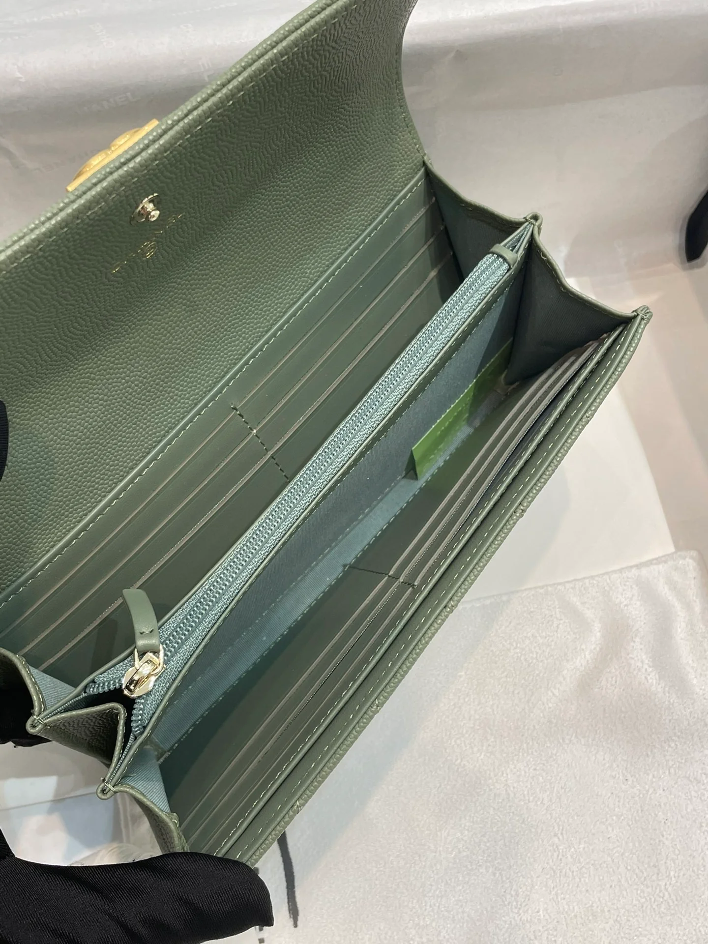 Монетоприемник Chanel Le Boy Classic на молнии - зеленый