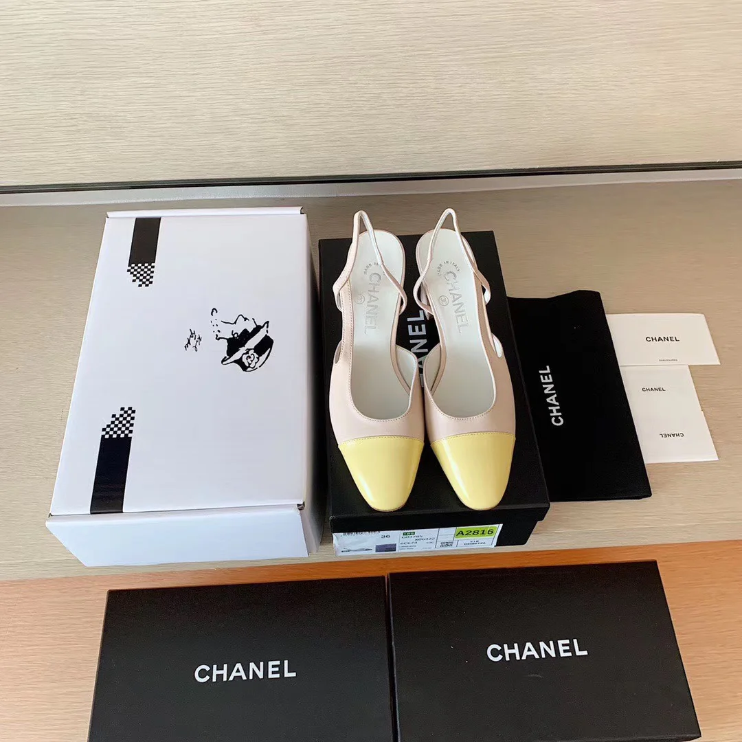 Классические сандалии Chanel на массивном каблуке - желтые