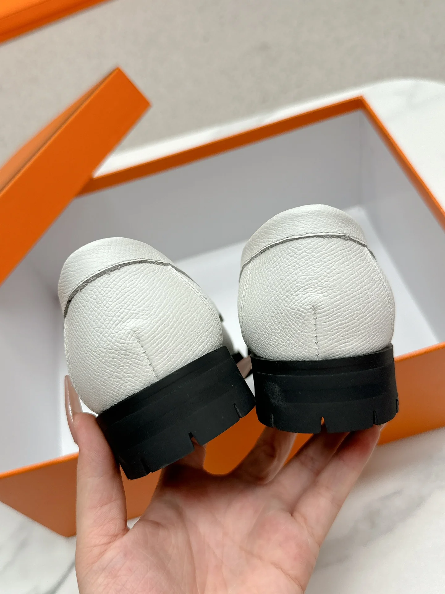 Лоферы Hermes 2024 на низком каблуке - белые