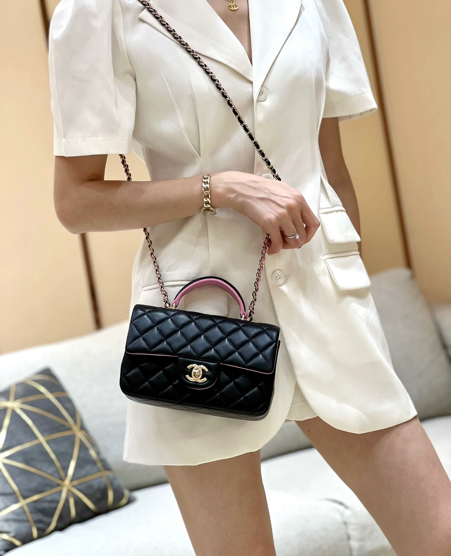 Новинка сезона весна/лето 2023 от Chanel - сумка CF - 20 см - черно-розовая - на фото.