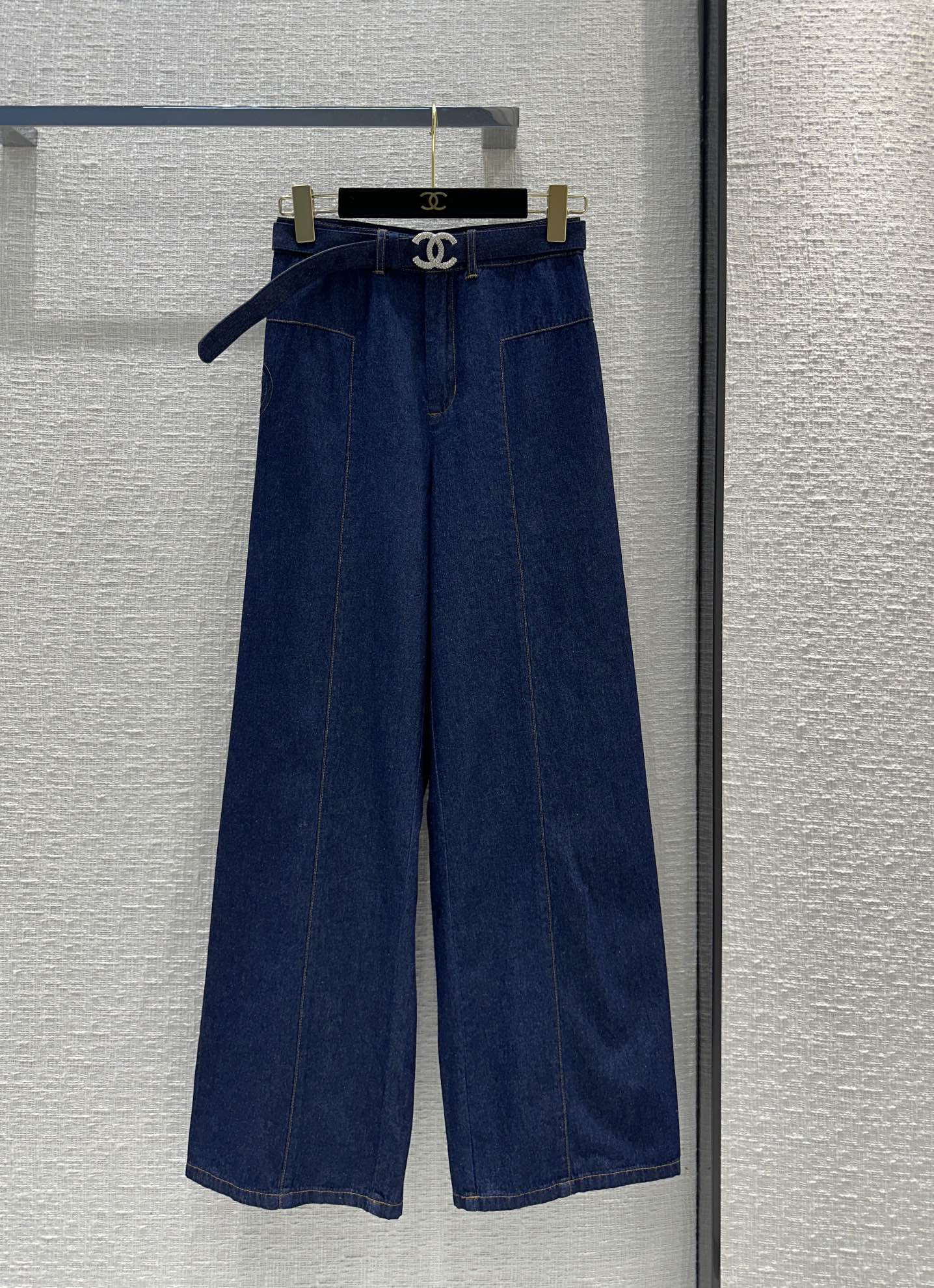 Chanel - 2403 - 24 Новинка ранней весны: джинсы прямого кроя из тенселя