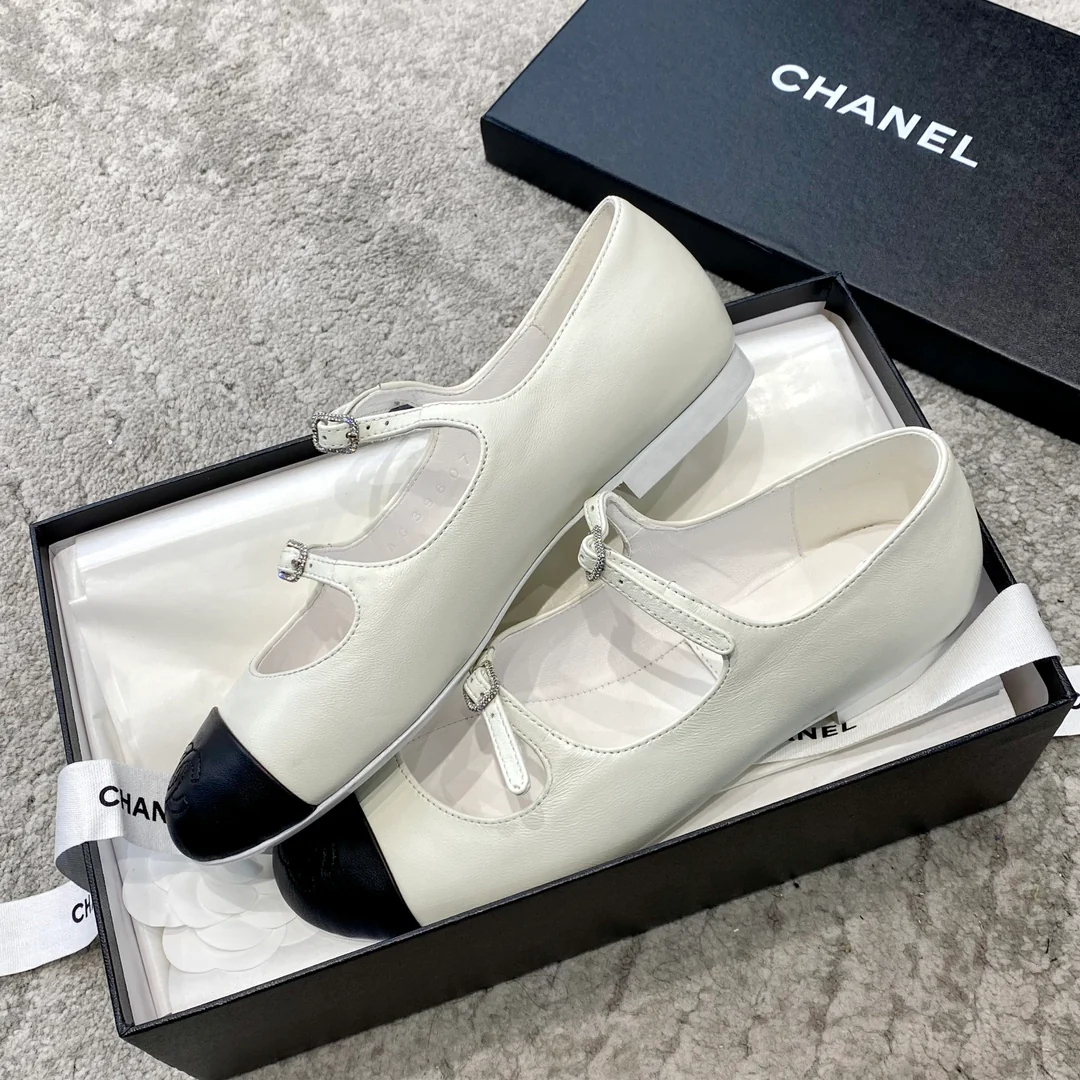 Новинка сезона весна/лето 2023 от Chanel - туфли Мэри Джейн с двойной пряжкой - белые.