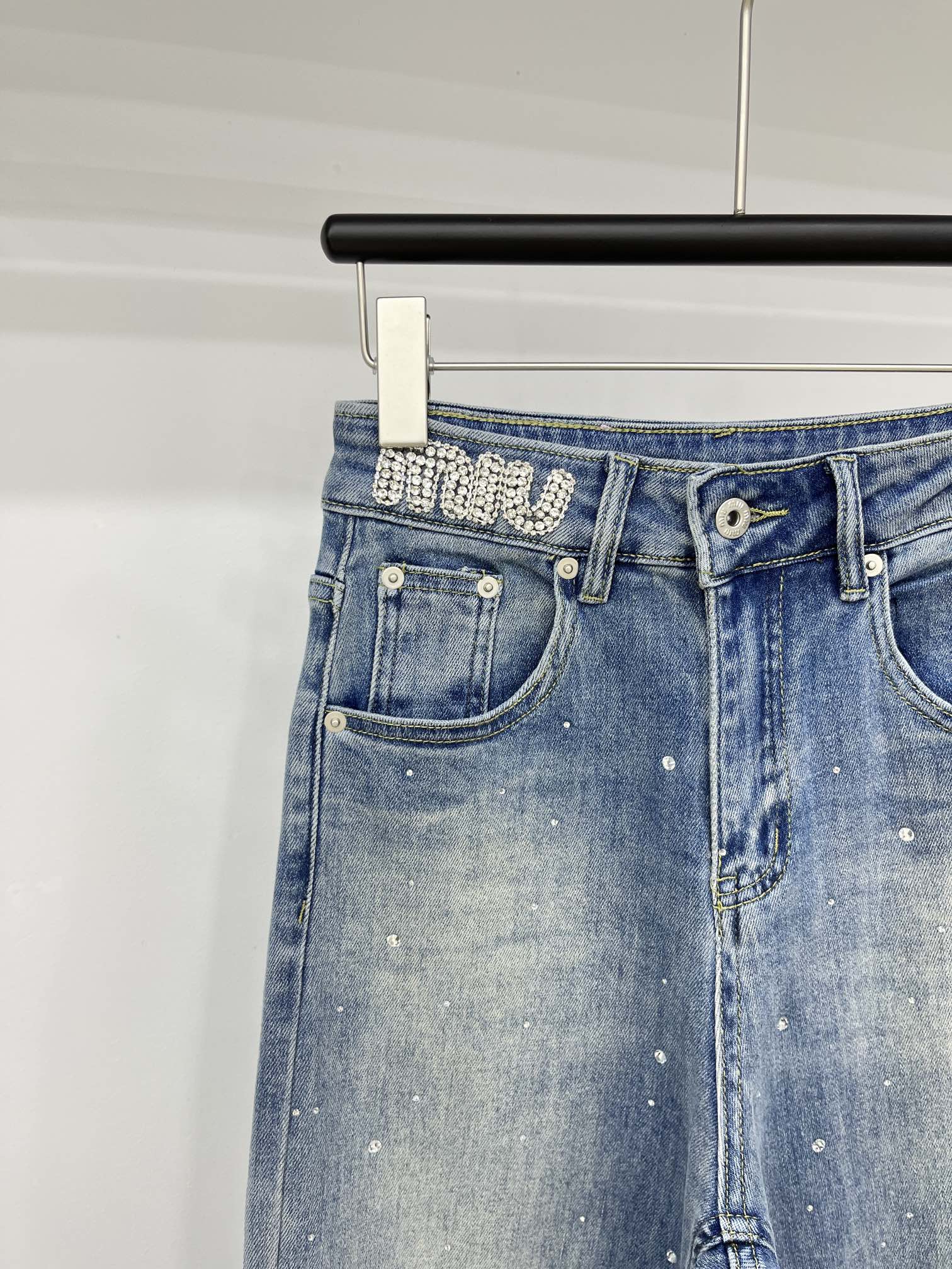 Джинсы Miu Miu-2404 ручной работы с обильным тиснением стразами.