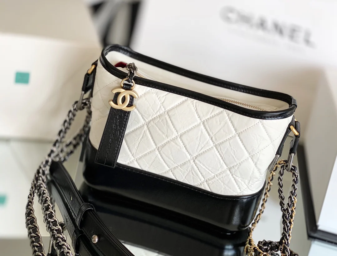 Маленькая сумка-хобо Chanel - черно-белый стеганый узор - 1 шт.