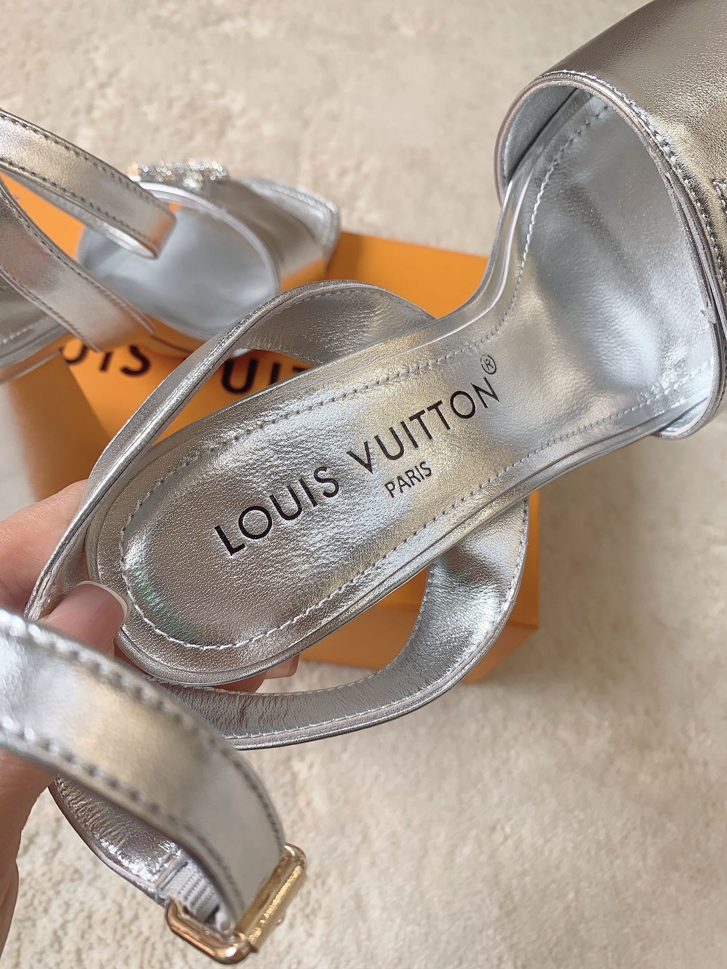 Новинка сезона весна/лето 2023 от LV - Босоножки на высоком каблуке - Серебристые