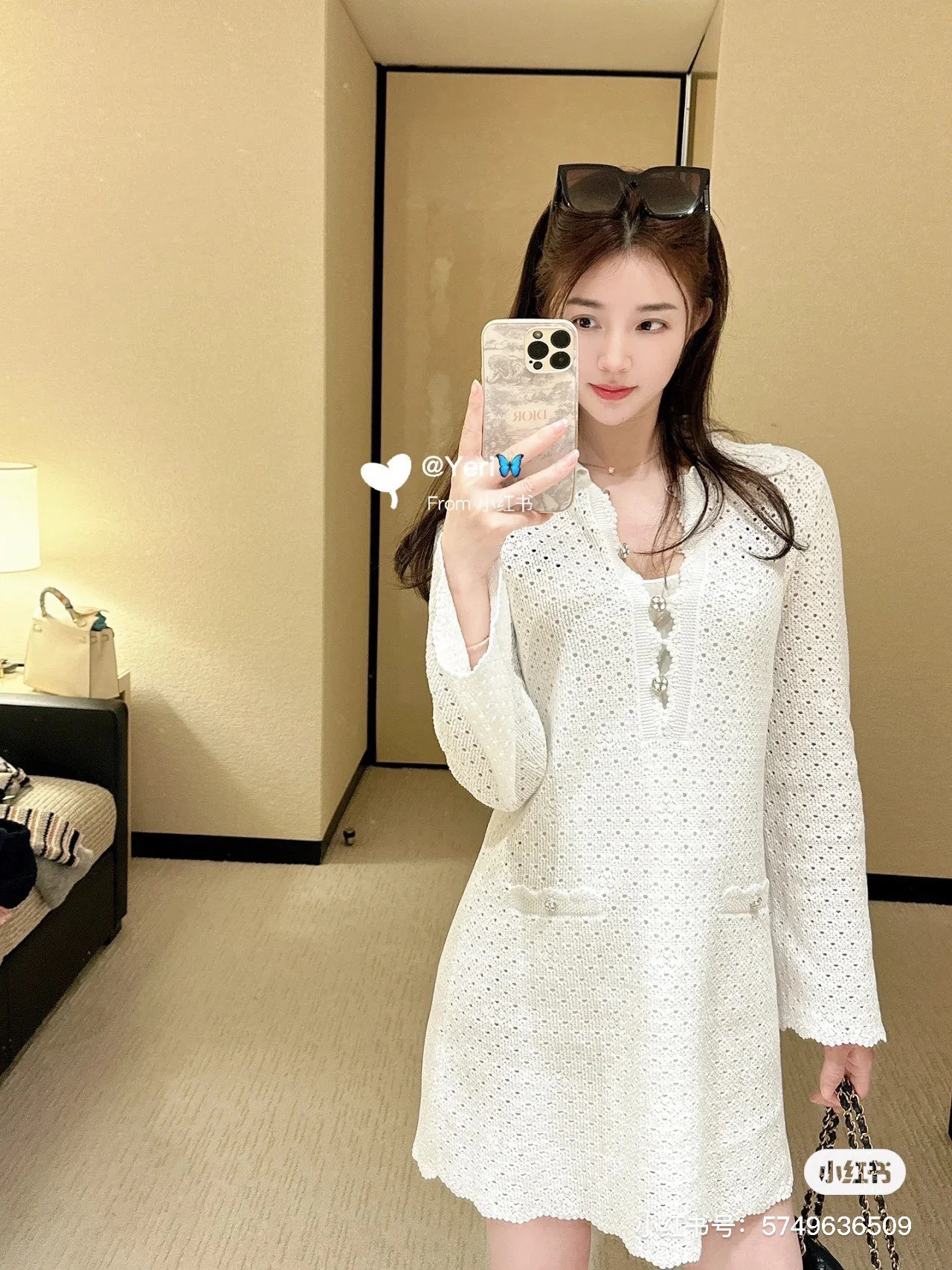 Платье Chanel 2403 Double C из ажурной вязки — абрикосовое.