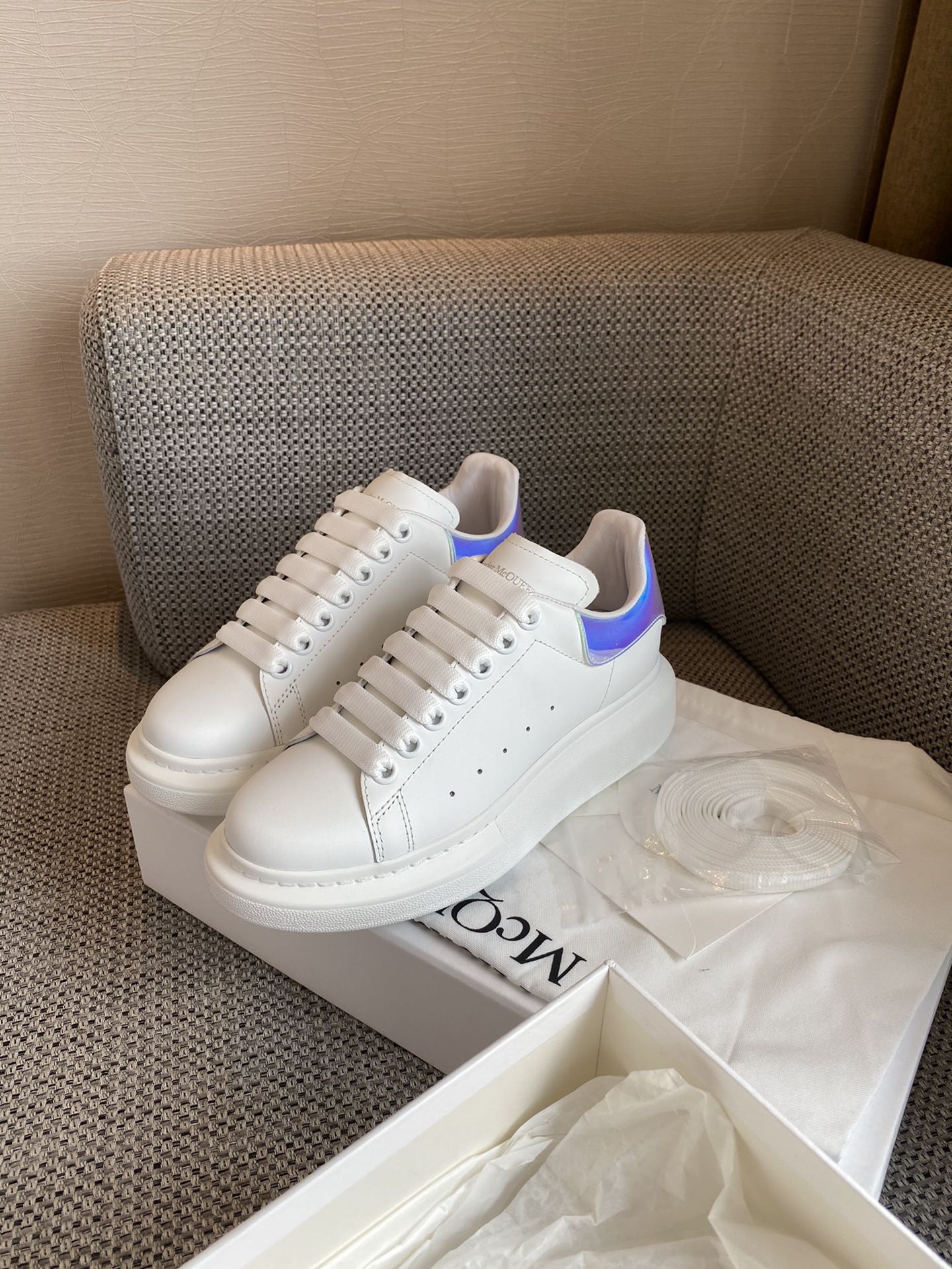 Классические белые кроссовки McQueen - светоотражающие элементы