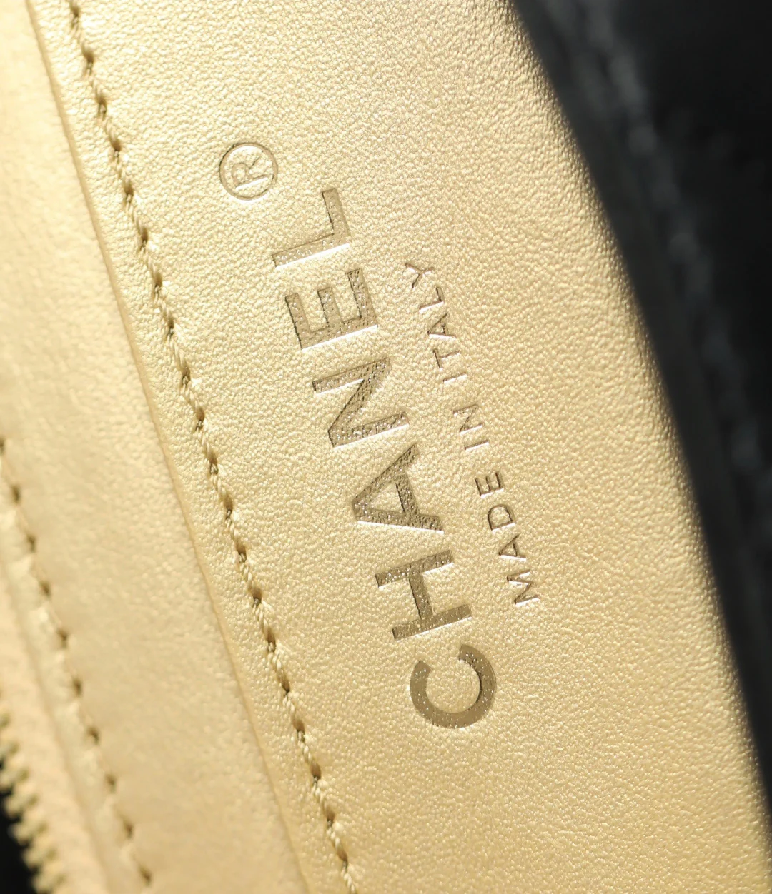 Застежка-пряжка Chanel из 25-каратного золота с регулируемой пряжкой - большая мини-версия - черная с пряжкой из светлого золота.