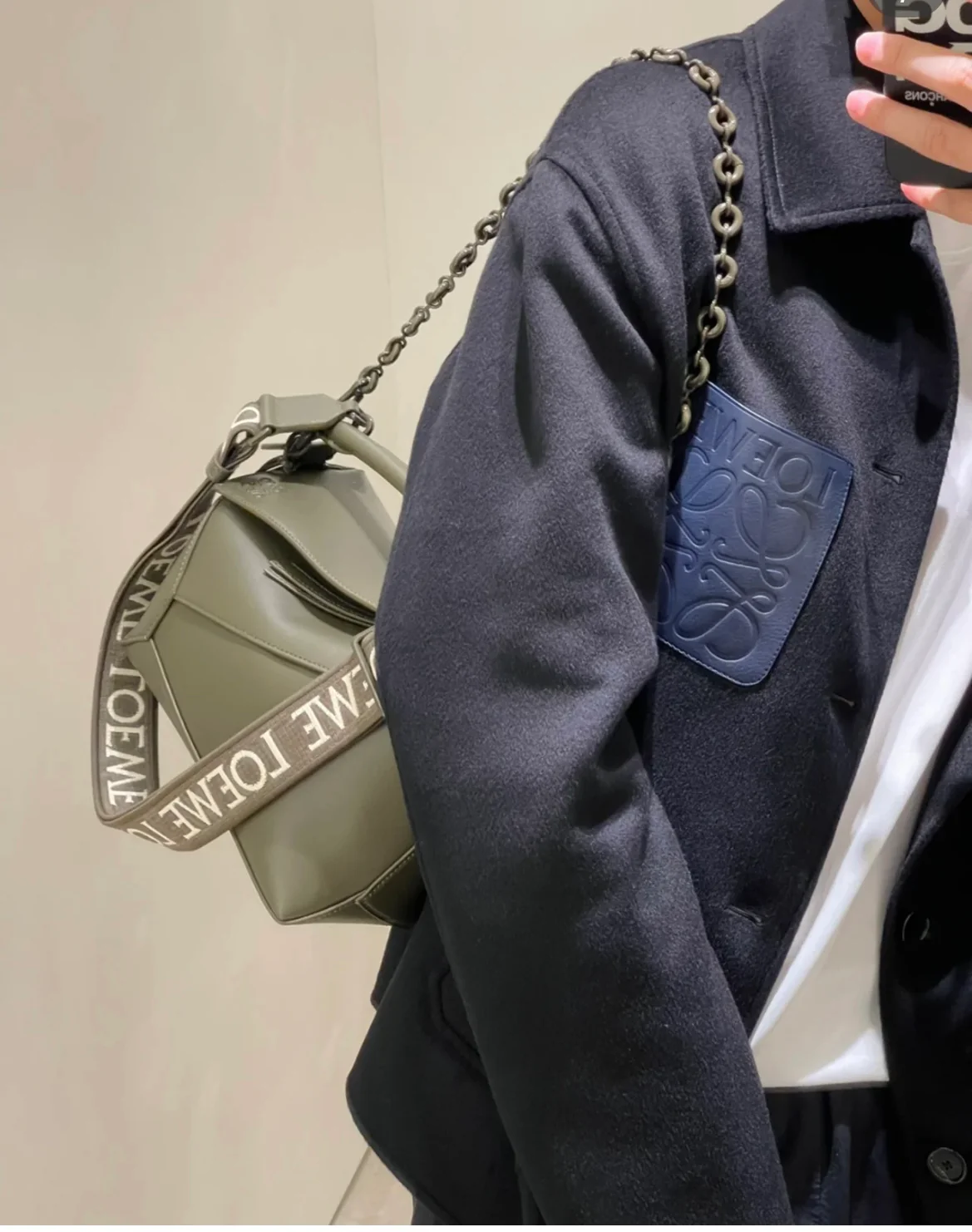 Сумка Loewe Puzzle Geometric с плечевым ремнем в виде буквы — темно-зеленая.