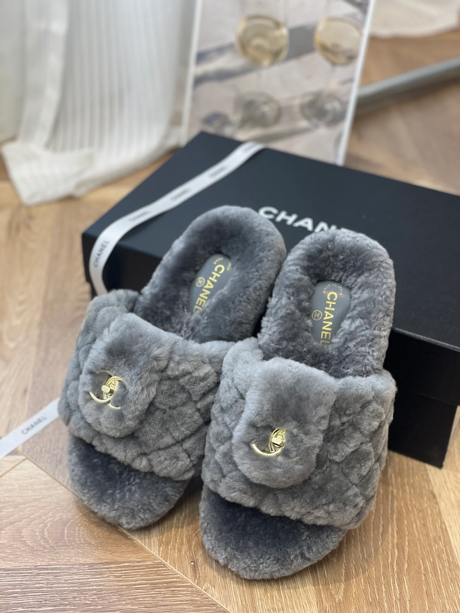 Новинка сезона осень/зима 2022 от Chanel - Тапочки из овечьей шерсти - Серые