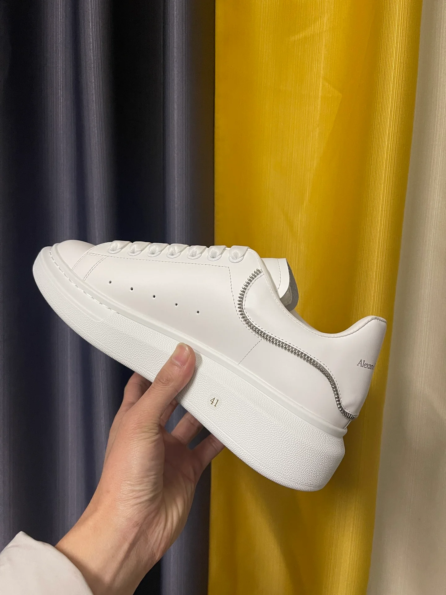 Классические белые кроссовки McQueen - унисекс - полностью из белой кожи с серебряной цепочкой на каблуке