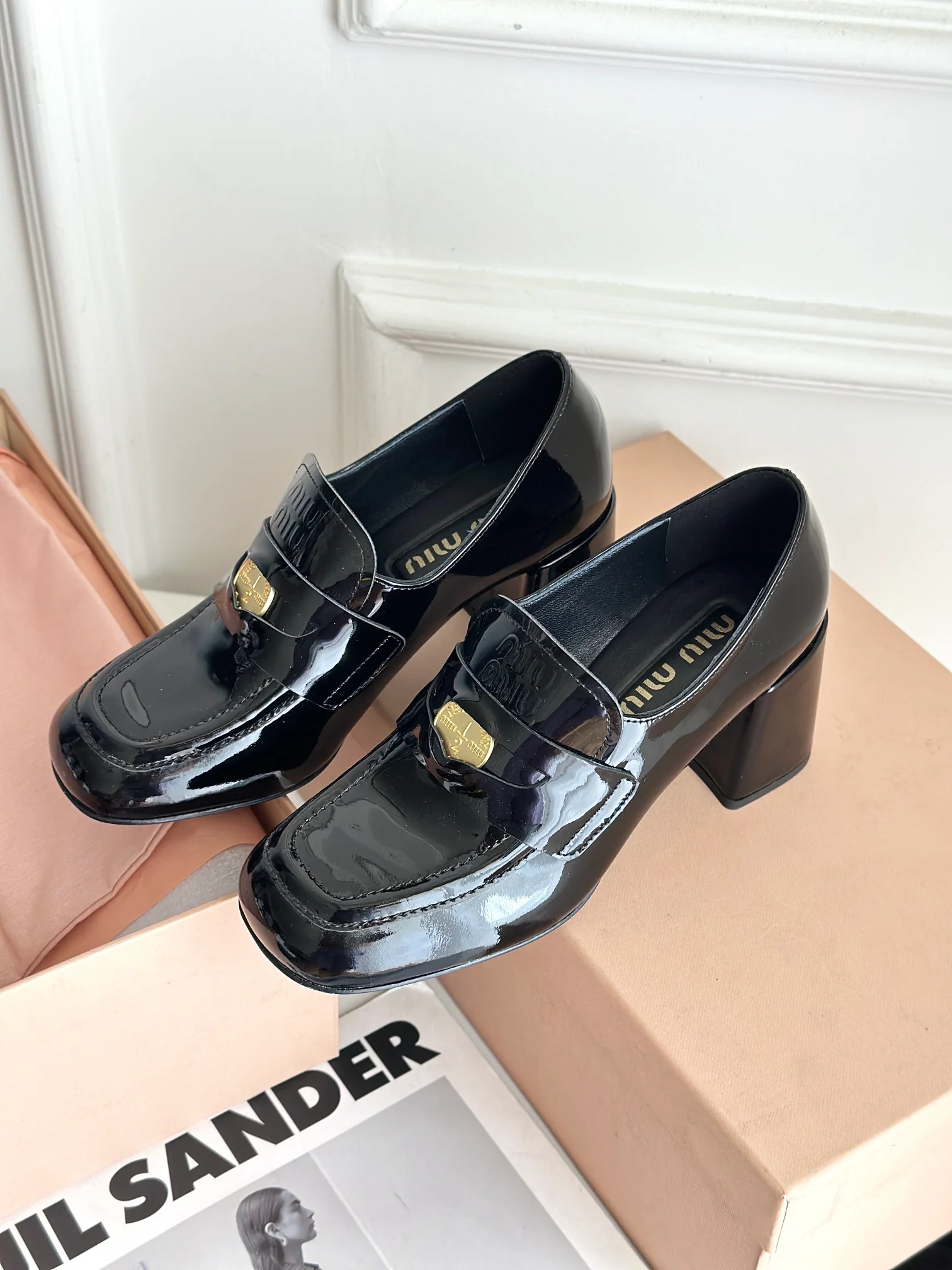 Новинка Miu Miu 2023 года - Лоферы на массивном каблуке с золотыми монетками - Черные