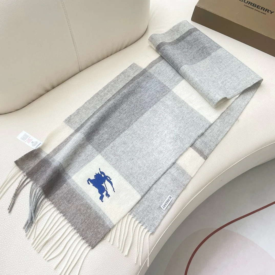 Классический клетчатый шарф Burberry 2024 — серый