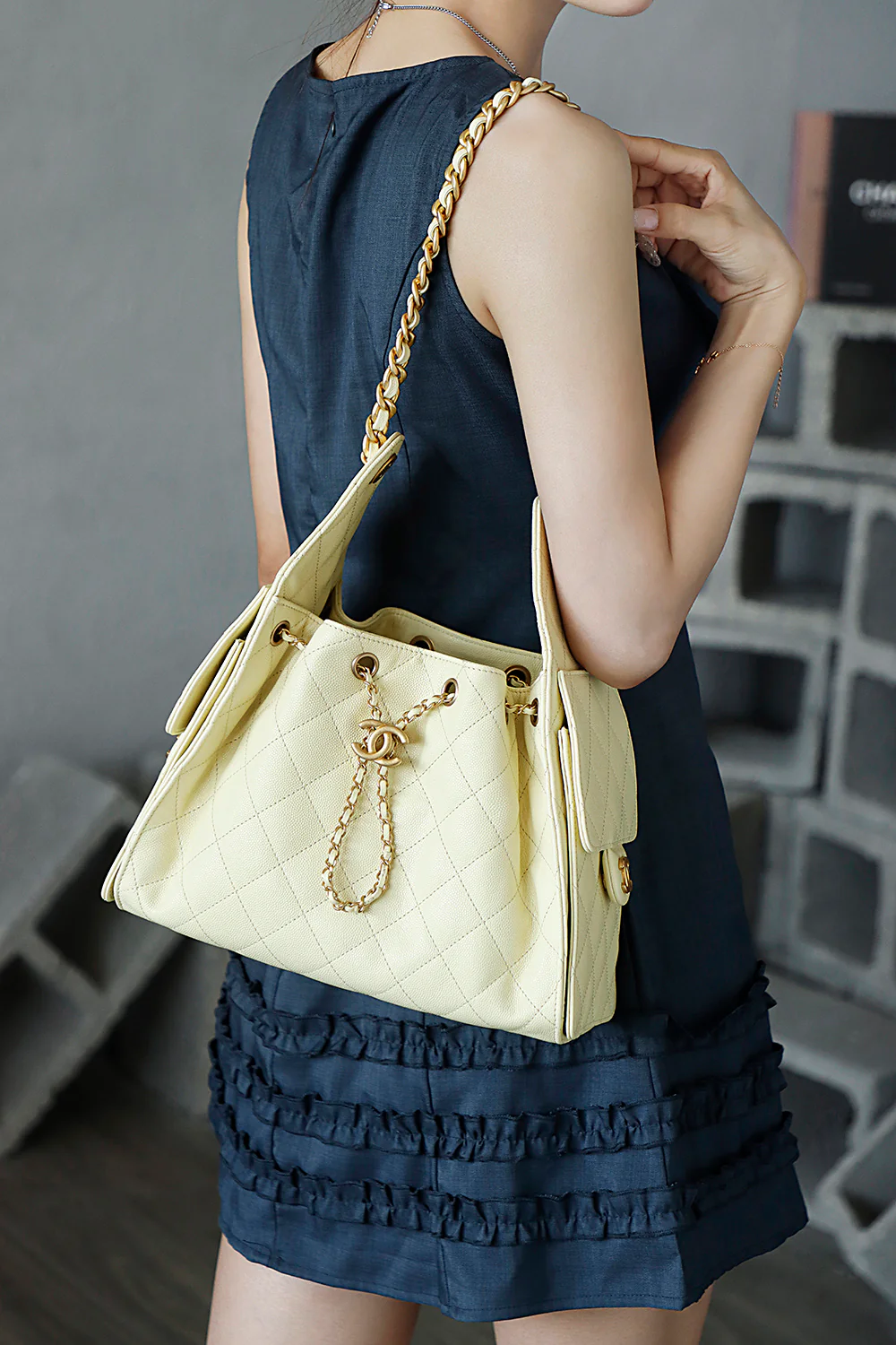 Сумка-хобо Chanel 25c Hippie, маленькая, бледно-желтого цвета с золотой пряжкой.