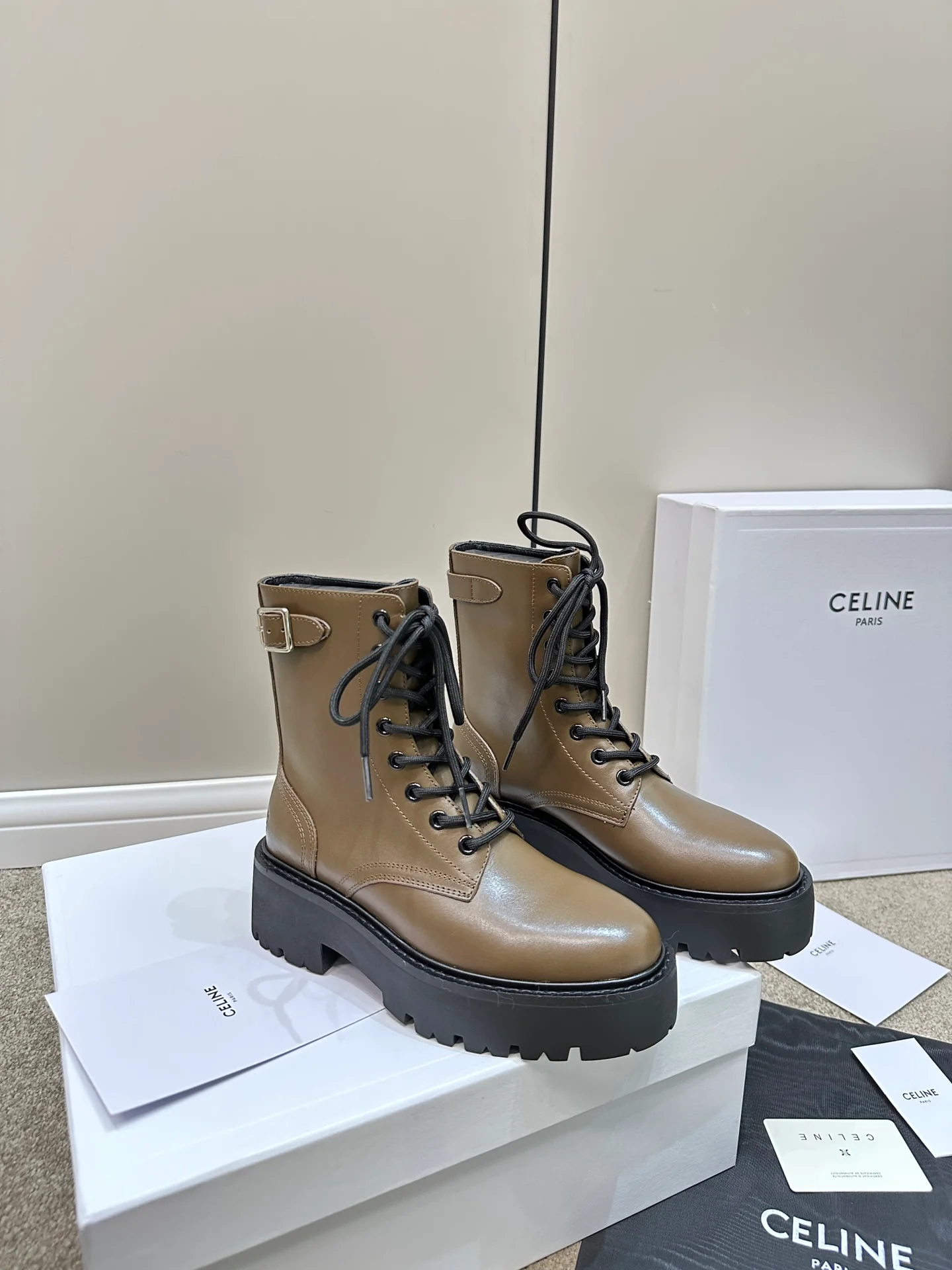 Ботинки Celine на платформе с перфорацией из телячьей кожи - коричнево-зеленые