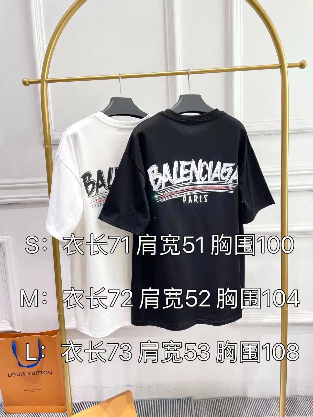 Футболка Balenciaga 2403 из хлопка с коротким рукавом, украшенная стразами и потертой надписью, свободного кроя, черная.